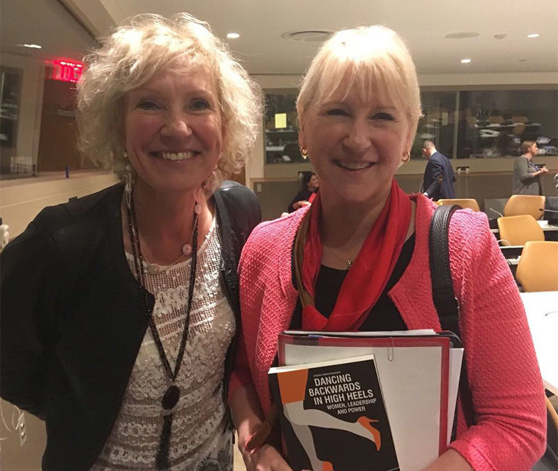 La Ministra de Asuntos Exteriores de Suecia Margot Wallström está leyendo nuestro libro “Dancing Backwards in High Heels. Women Leadership and Power”