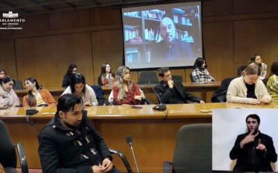 En Uruguay, diálogo con jóvenes de los partidos
